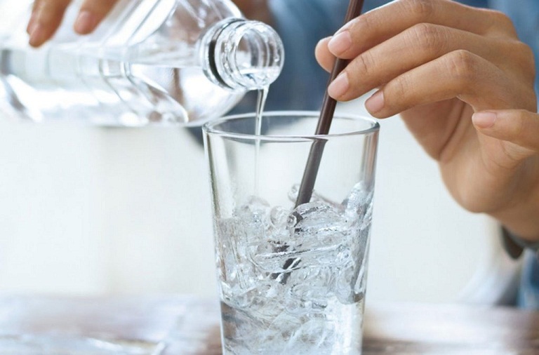Uống nước đá nhiều có thể bị bệnh trĩ