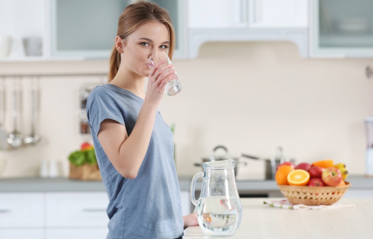 Uống đủ nước giúp giảm đau họng