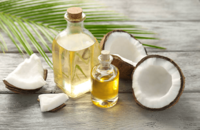 Dùng dầu dừa massage giúp hỗ trợ điều trị rạn da sau sinh