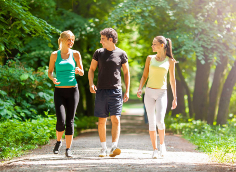 Đi bộ mỗi ngày để nâng cao sức khỏe, cải thiện tình trạng đau thượng vị buồn nôn