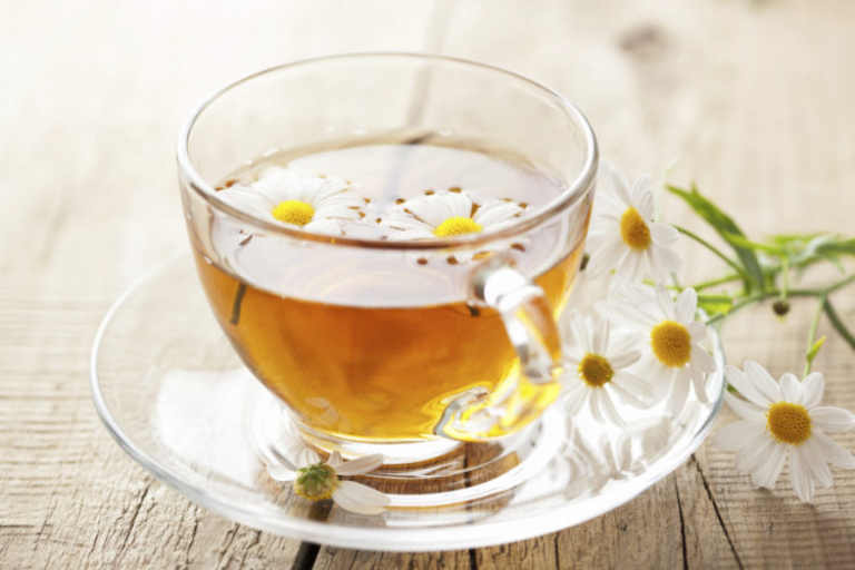 Có thể uống trà hoa cúc để xoa dịu cơn đau