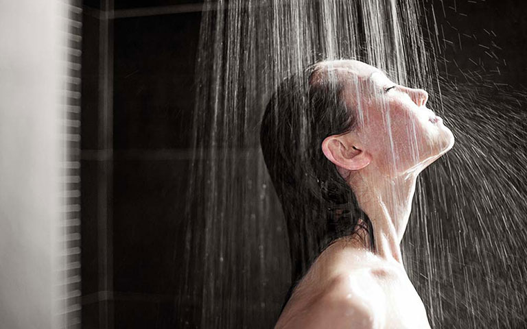 tắm trước khi đi ngủ giúp chữa ngứa da vào ban đêm