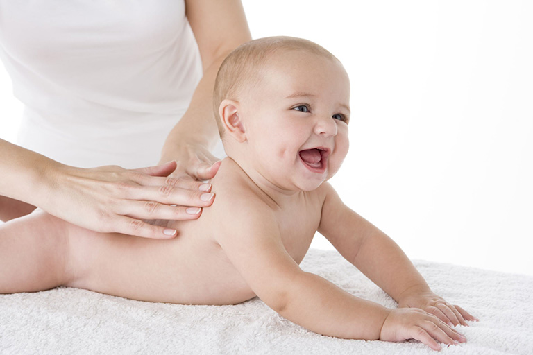 Bôi kem dưỡng ẩm thường xuyên giúp giảm mẩn ngứa cho bé