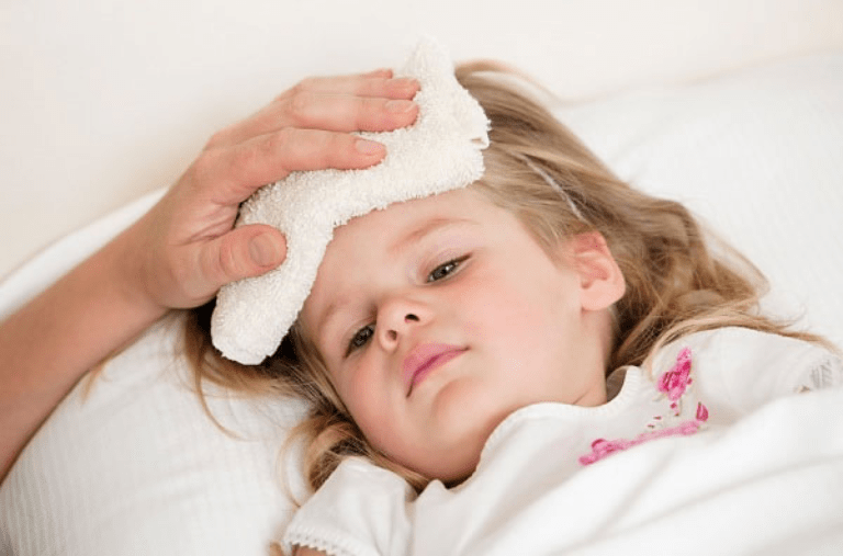 Bé bị viêm họng cấp sốt cao khiến nhiều cha mẹ lo lắng