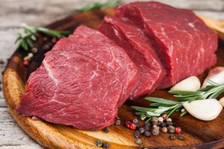 Thịt bò là món ăn bổ dưỡng tuy nhiên người bệnh gout lại không nên ăn nhiều