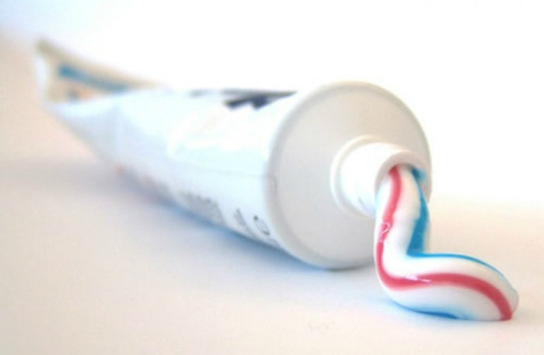 Bị giời leo, bệnh nhân không nên bôi kem đánh răng vì sẽ làm nhiễm trùng vùng da đang bị tổn thương.