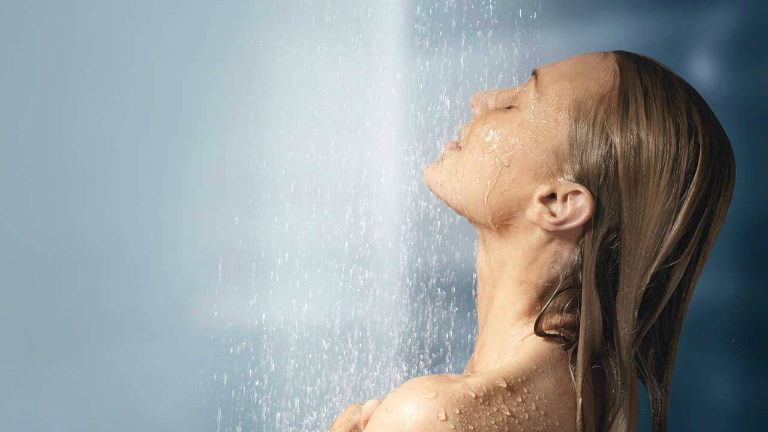 Khi bị thủy đậu, bệnh nhân vẫn có thể tắm được. Nên tắm gội hàng ngày bằng nước ấm.