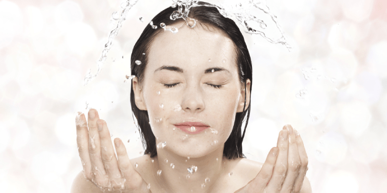 Rửa mặt bằng nước đun sôi để nguội hoặc nước muối sinh lý natri clorid 0,9% 