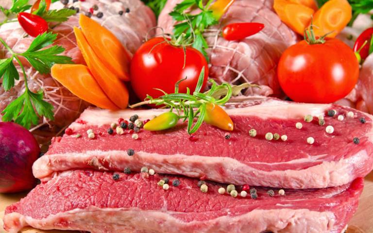 Hạn chế thịt chứ không nên hoàn toàn kiêng hẳn sẽ khiến cơ thể thiếu hụt dưỡng chất