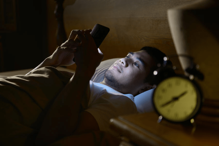 Tránh xa thiết bị điện tử như điện thoại máy tính khi đi ngủ để có giấc ngủ ngon