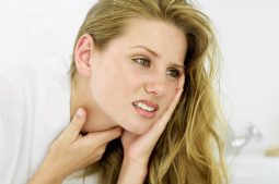 Đau họng kèm với đau tai là dấu hiệu của bệnh viêm họng đau tai.
