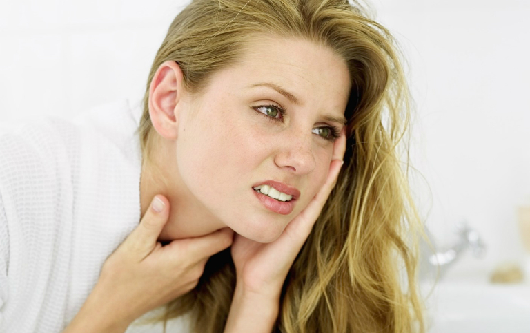 Đau họng kèm với đau tai là dấu hiệu của bệnh viêm họng đau tai.