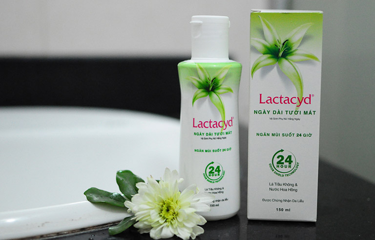 Dung dịch vệ sinh phụ nữ Lactacyd không có màu, dạng bọt và có hương thơm mát