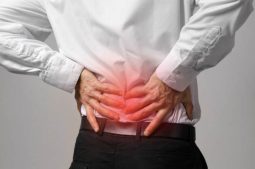 Biểu hiện thường gặp của bệnh là đau dữ dội hoặc đau âm ỉ vùng thắt lưng