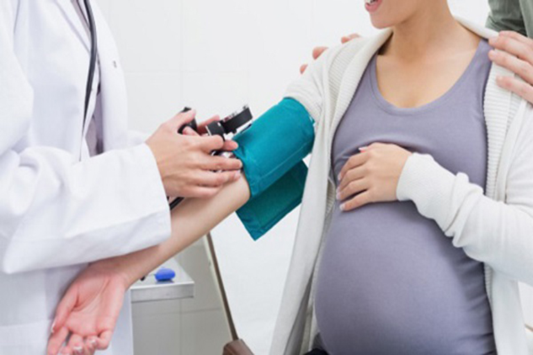 Khi có dấu hiệu bất thường, thai phụ nên đến gặp bác sĩ để được thăm khám và điều trị