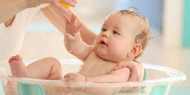 Tắm mát cho trẻ giúp phòng tránh bệnh rôm sảy