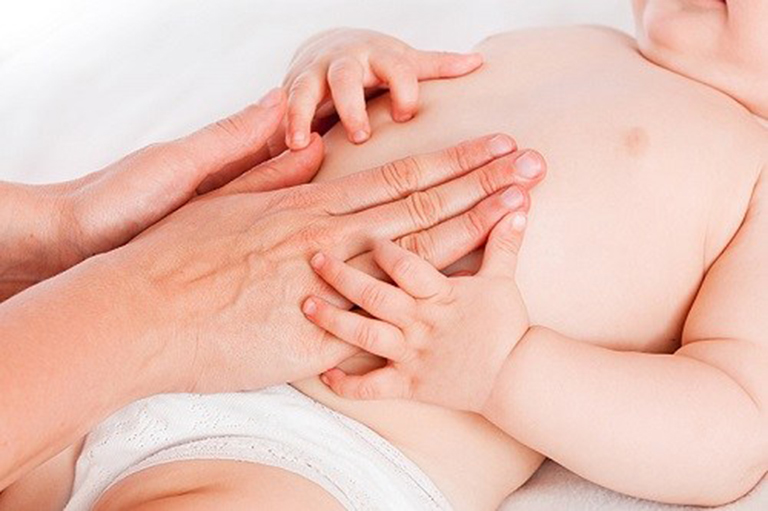 Massage vùng bụng giúp nhu đông ruột, phòng tránh bện táo bón hiệu quả cho trẻ 2 tuổi