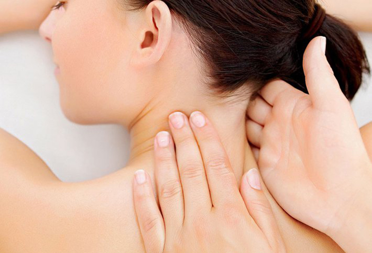 Massage vùng cổ vai gáy, giúp các rễ dây thần kinh thoát khỏi sự chèn ép giảm hiện tượng ù tai