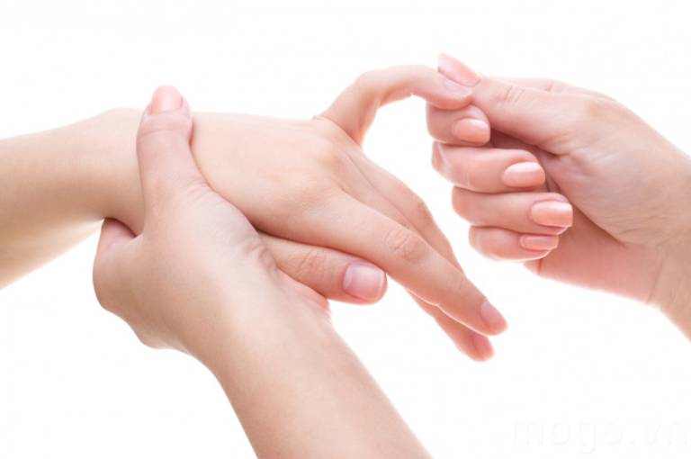 Massage nhẹ nhàng các ngón tay sau khi thức dậy