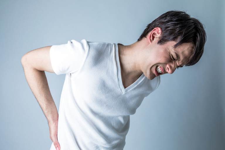Đau lưng cấp là triệu chứng thoái hóa đĩa đệm cột sống thắt lưng của người ở lứa tuổi 30