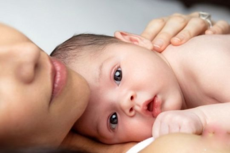 Nếu trẻ sơ sinh bị nổi mẩn ngứa ở đầu không kèm theo nóng sốt thì mẹ không nên quá lo lắng