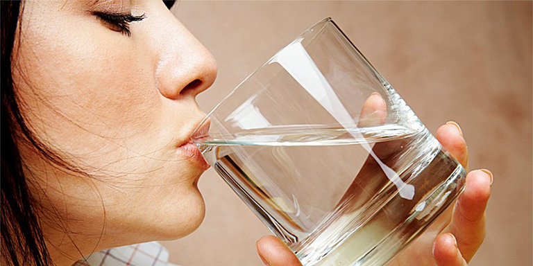 Uống nhiều nước giúp thanh lọc cơ thể, giảm các triệu chứng do dị ứng bột ngọt