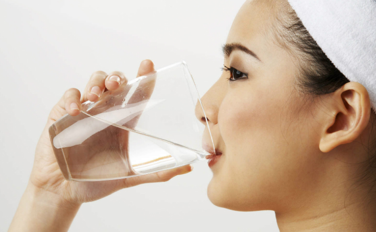 Bệnh nhân viêm họng nên uống nước đầy đủ hàng ngày. Uống nước ấm giúp cổ họng dịu những cơn đau rát.