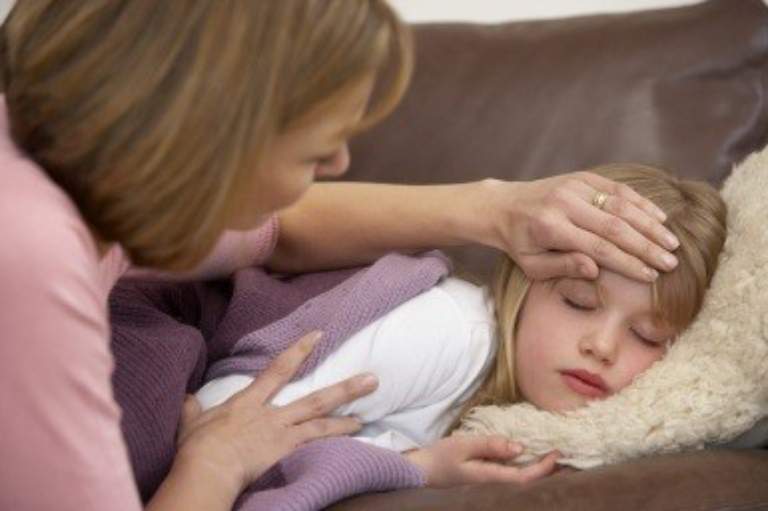 Trẻ bị sốt nhẹ khi bị viêm khớp phản ứng