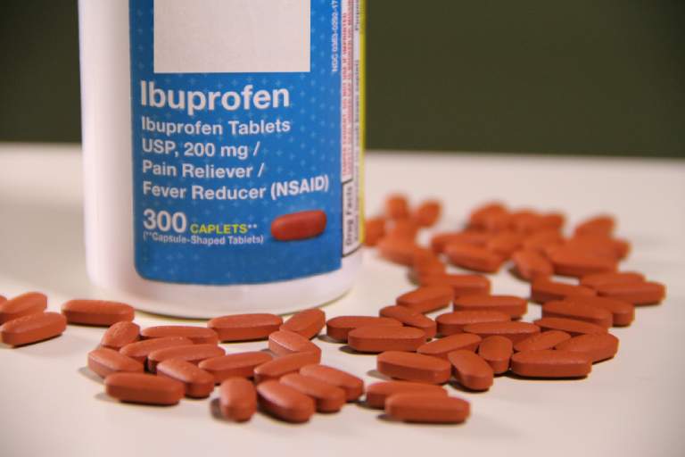 Có thể sử dụng thuốc giảm đau Ibuprofen sau khi hút dịch khớp