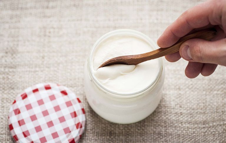 Ăn sữa chua giúp tăng cường lợi khuẩn cho hệ tiêu hóa, hỗ trợ điều trị chứng đau bụng đi ngoài sau khi ăn