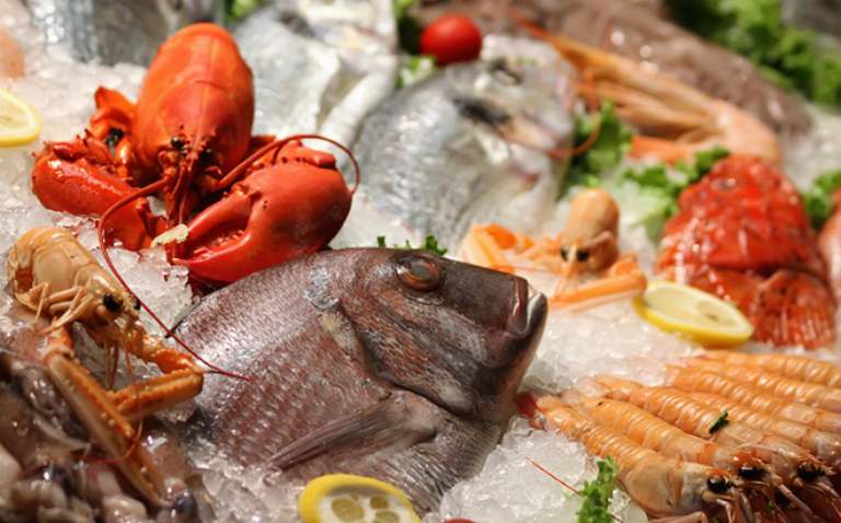 Người bệnh gút nên tránh ăn cá biển và hải sản