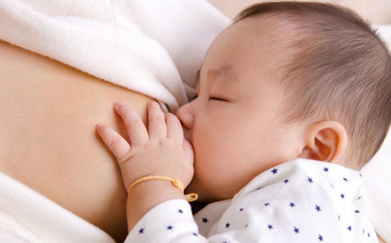 Người bệnh có thể cho trẻ bú mẹ bình thường