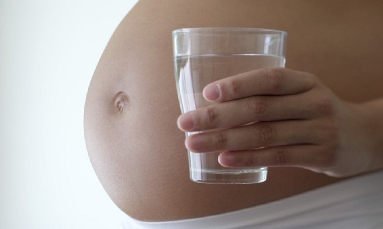 Mẹ bầu nên uống nhiều nước để chữa bí tiểu và giúp cơ thể khỏe mạnh