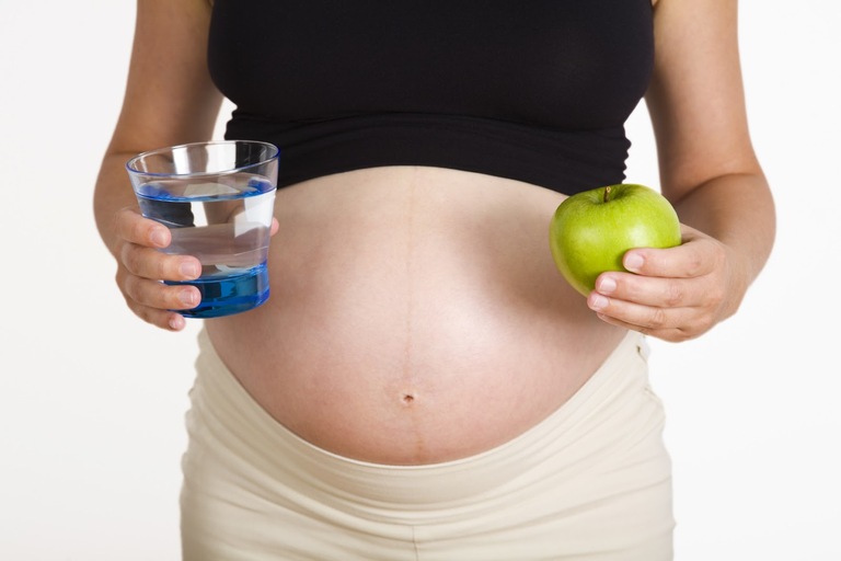 Uống nhiều nước và bổ sung nhiều trái cây, rau quả giúp bà bầu chữa chứng tiểu rắt