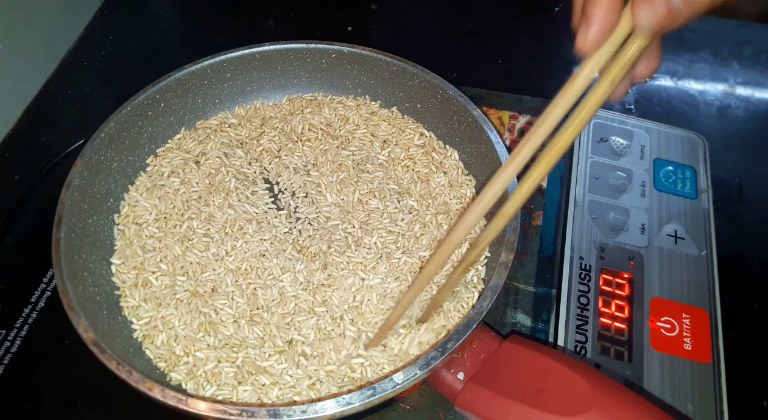 Người dùng có thể chọn rang gạo nếp hoặc gạo tẻ. Rang gạo khi có mùi thơm và chuyển sang màu vàng sẫm là được.