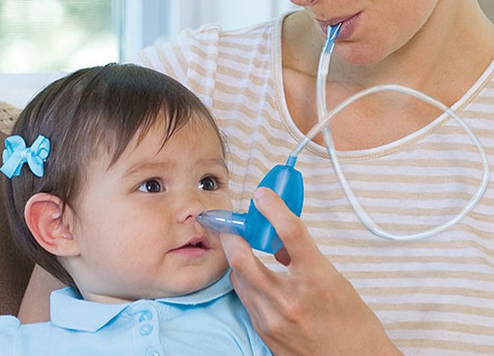 cách trị nghẹt mũi cho trẻ sơ sinh bằng dụng cụ hút mũi