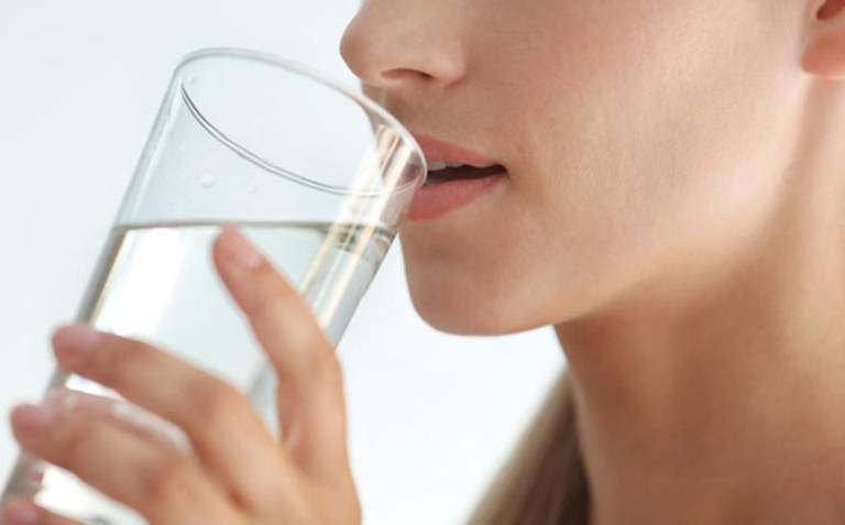 Để chống tình trạng mất nước, người bệnh tốt nhất nên uống 8 ly nước mỗi ngày