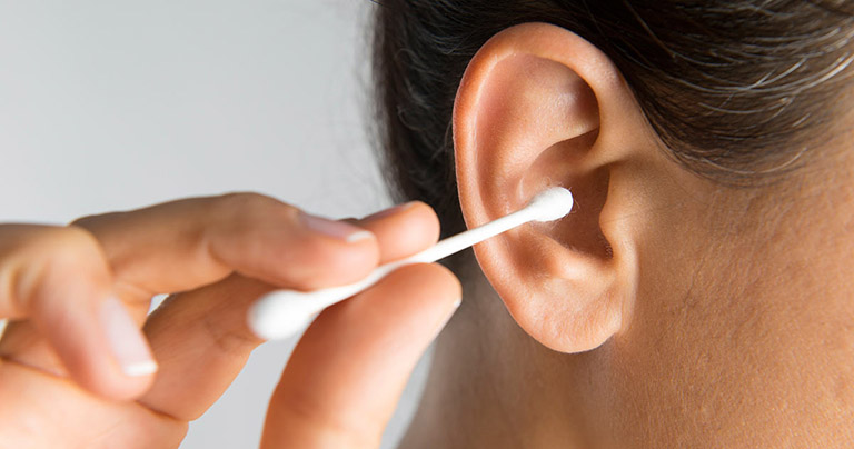cách vệ sinh tai khi bị viêm tai giữa 