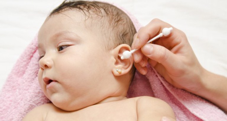 Mẹ nên cẩn thận khi lựa chọn phương pháp điều trị viêm tai giữa cho trẻ sơ sinh