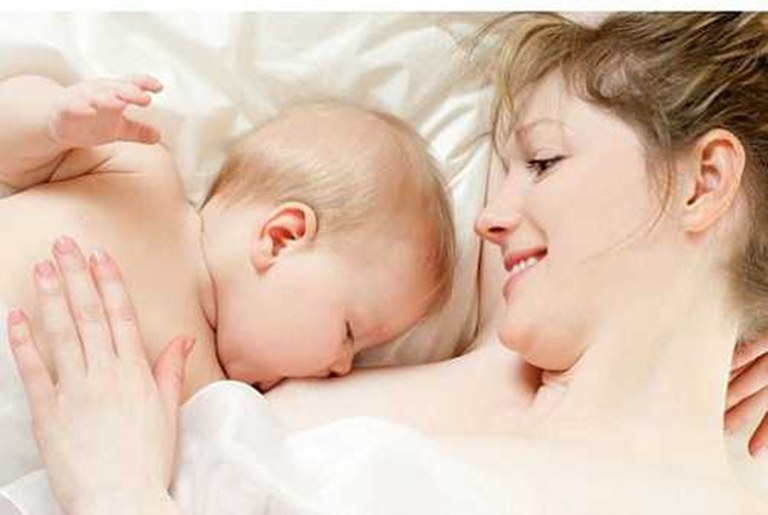 Nên cho bé bú sữa mẹ hoàn toàn trong 6 tháng đầu đời, giảm nguy cơ mắc bệnh tiêu chảy