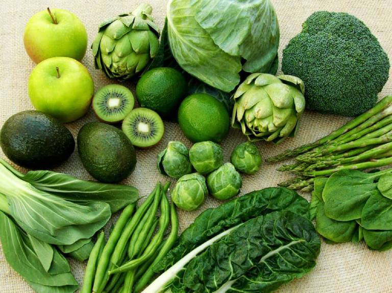 Nên ăn nhiều rau củ quả tươi để hỗ trợ tiêu hóa