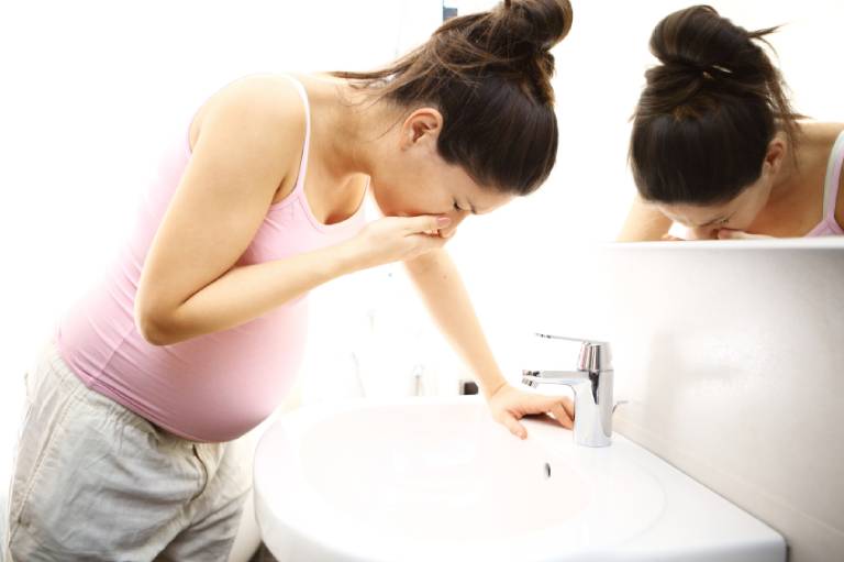 Đau bụng trên rốn khi mang thai là bị gì, nguy hiểm không?