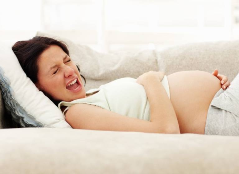 Đau bụng trên rốn khi mang thai là bị gì, nguy hiểm không?