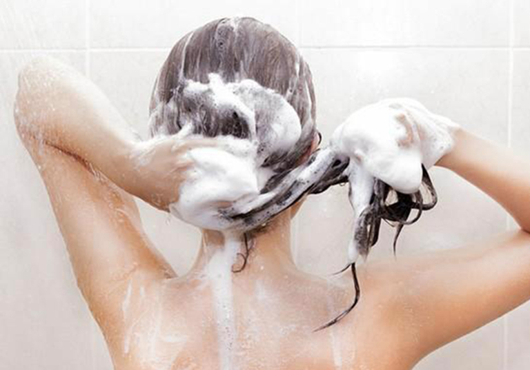 Sử dụng dầu gội điều trị rụng tóc là phương pháp được nhiều người áp dụng