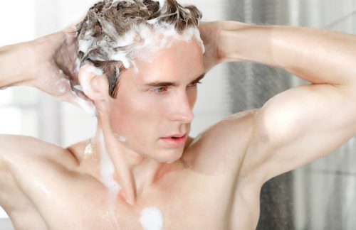 Nam giới bị rụng tóc có thể khắc phục bằng cách dùng một số loại dầu gội giúp ngăn ngừa rụng tóc.