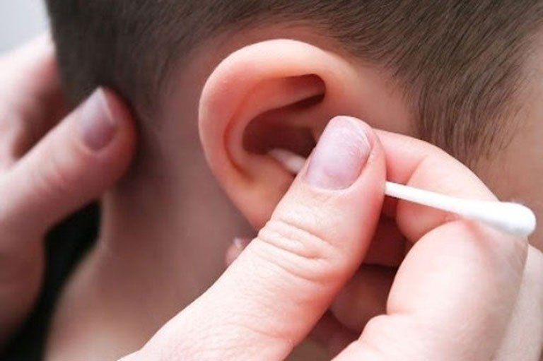 đau nhức bên trong lỗ tai phải