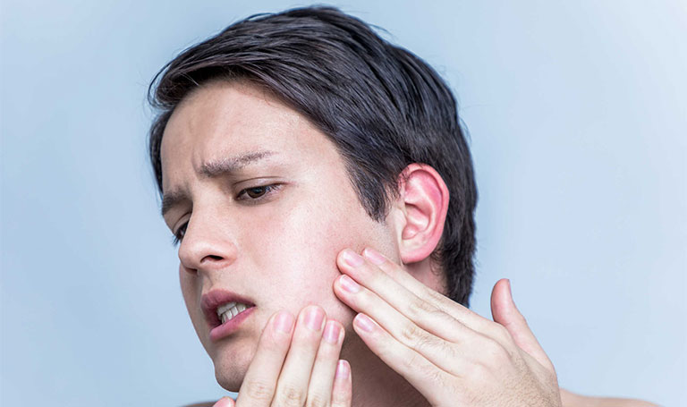 đau nhức bên trong lỗ tai phải