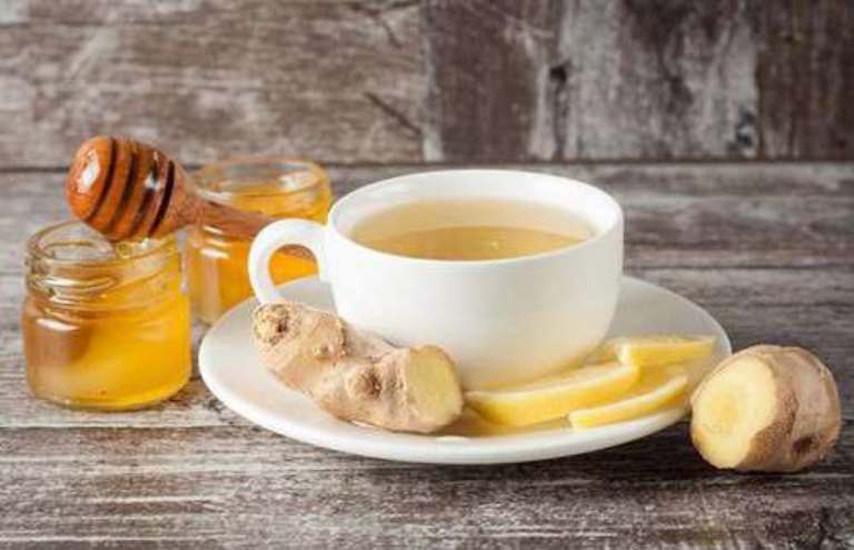 Có thể sử dụng trà gừng hoặc trà mật ong để giải độc, cải thiện triệu chứng