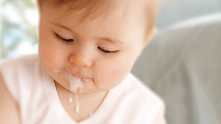 Trẻ nôn trớ khi uống sữa