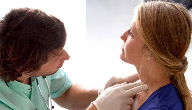 Khi bị sưng hạch ở cổ, người bệnh nên đến gặp bác sĩ để được thăm khám và điều trị phù hợp